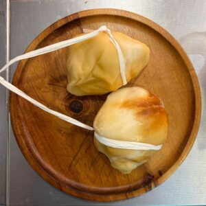 Scamorzina farcita affumicata con prosciutto cotto e olive nere, La Fattoria del Castello